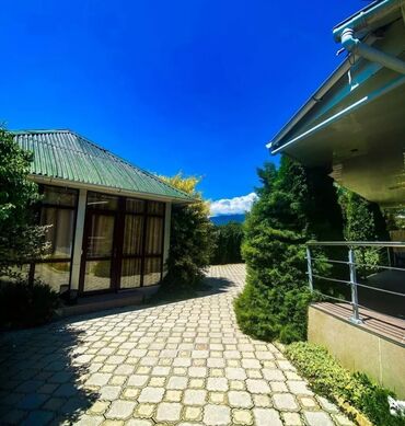 Отели и хостелы: Продается мини отель в городе Чолпон Ата.Отель построен на 2 участках — 6