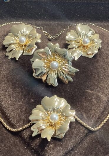 Zərgərlik dəstləri: Dəstə daxildir: Sırğa -da lalafo.az — 12 Zərgərlik dəstləri: Dəstə daxildir: Sırğa — 12