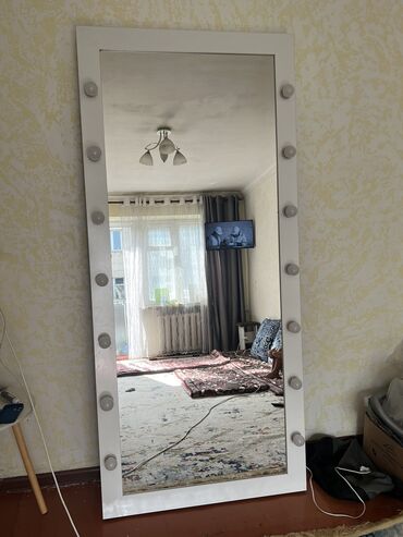 зеркало для макияжа: Срочно продаю зеркало. Состояние отличное 👍 Все лампы работают Отлично