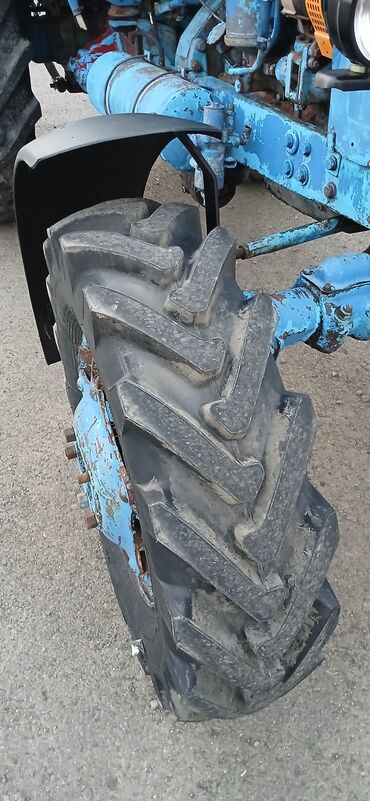 Traktorlar: Mavi rəngli tam kabinli təkərli kənd təsərrüfatı traktoru — 5