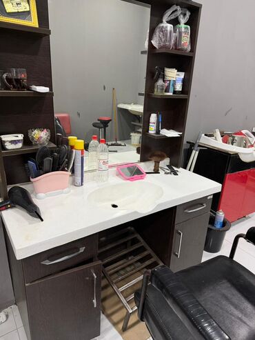 Masa və oturacaq dəstləri: Peşəkar bərbər/saç ustası üçün iş yerinin komplekti Tərkib: - Geniş — 13