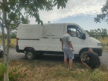 kombi 8 1: Dostupno: beli furgon/teretno vozilo sa dvoja prednja vrata i velikim — 6