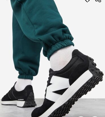 ролик обувь: Кроссовки New Balance 327, черно-белые - Дизайн в ретро-стиле с