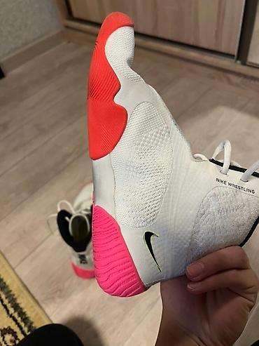 Кроссовки и спортивная обувь: Борцовки Nike белого цвета с контрастными деталями. Обувь имеет — 7