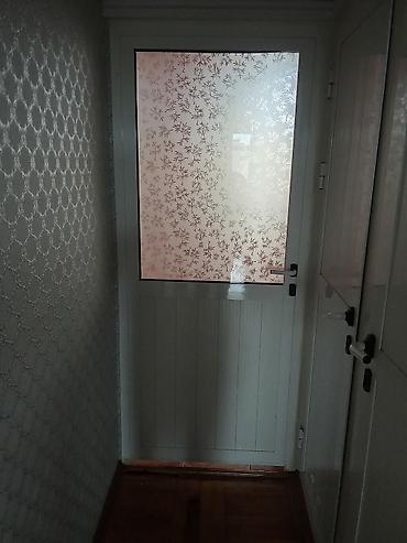 avropa qapi: Ağ rəngli taxta qapı və daxili divar dolabı dəsti - Material — 2