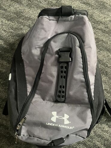 туристический рюкзак 60 литров: Серый рюкзак-слинг Under Armour с черными вставками, идеальный для