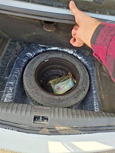 avto oturacaqlar: Ağ rəngli sedan avtomobil satılır. - Kuzov: 4 qapılı sedan, ağ rəng — 9