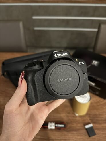 акумулятор холода: Canon EOS R50 (байонет RF) — беззеркальная камера APS‑C для фото и
