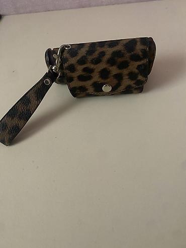 makyaj cantasi: IQOS ve üzerinde leopar naxışlı, kompakt çantaya bənzər qalın korpuslu — 1