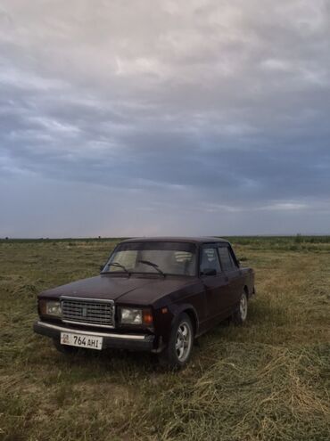 купить диски r16 4x114.3: Автомобиль ВАЗ-2107 темно-бордового цвета, также известный как Lada