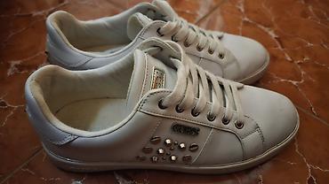 adidas patike cena: GUESS ženske patike – model sa metalnim detaljima - Boja: bela sa — 1