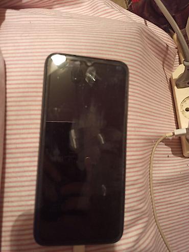 internet nomresi: Qara rəngli smartfon. Arxa hissəsində dəri teksturalı dizayn var və — 2