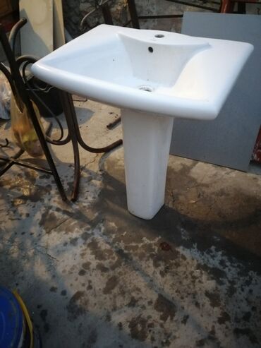 Unitaz baçokları: Primor markalı ağ rəngli keramika ayaqlı lavabo. Bu lavabo, tək