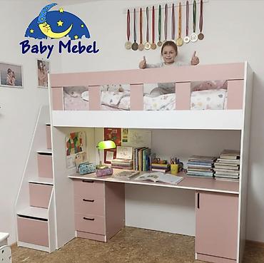 Двухъярусные кровати: Кровать-чердак, выполненная в светлых тонах с розовыми вставками — 9