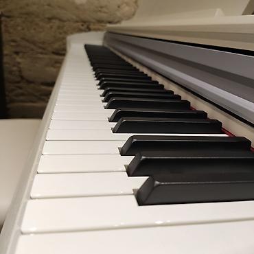 Musiqi alətləri: Elektro piano Kurzweil M 210 Polifoniya:128 Klavişlər:88 Səslər:20 — 5