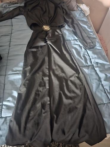 bunda od leoparda: Elegantna duga crna haljina sa dugim rukavima i visokim ovratnikom — 1
