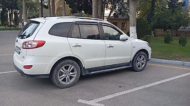 eco spirt: Hyundai Santa Fe – ağ rəngli, 4WD krossover/SUV. Əsas xüsusiyyətlər — 5