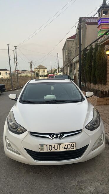 Ağ rəngli Hyundai Elantra sedan modeli. Geniş interyeri və rahat