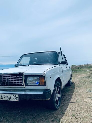 ВАЗ (ЛАДА): Автомобиль ВАЗ-2107 белого цвета. Установлены литые диски. Салон обшит