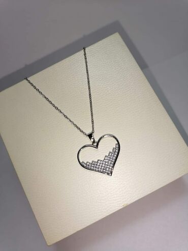 Ogrlice: Nakit, hiruški čelik
Cena 1100din — 5