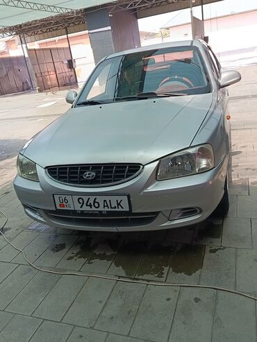 сут машине: Автомобиль Hyundai Accent серебристого цвета, представленный в кузове