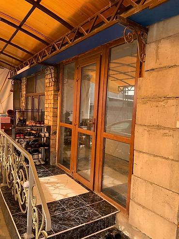 Продажа коттеджей и домов: Продаётся двухэтажный кирпичный дом с закрытым двором и навесом. В ж/м — 2