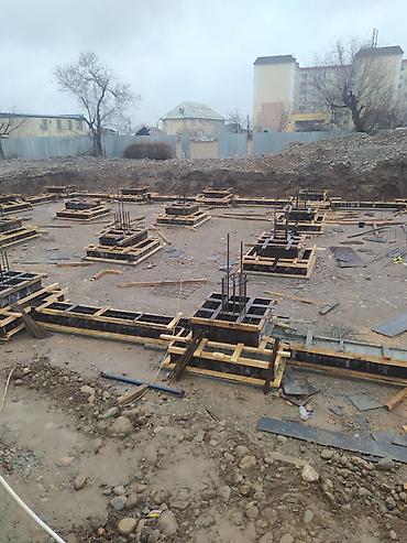 a frame: На изображении представлена строительная площадка на начальном этапе — 1