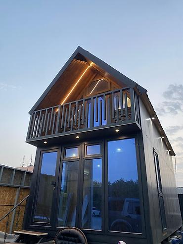 balkon: İki mərtəbəli modul/tiny house – panoramik vitrajlı fasad və balkonlu — 1