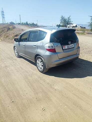 Продажа авто: Honda Fit: 2010 г., 1.4 л, Механика, Бензин, Хэтчбэк — 3
