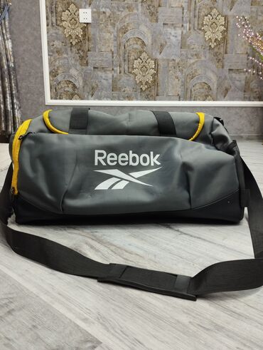 Giryalar: Reebok brendindən olan bu duffle çanta idman zallarına getmək, səyahət