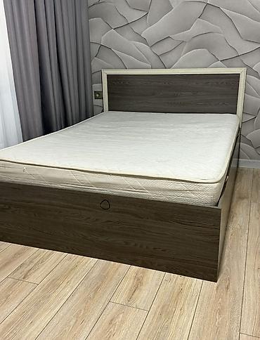 Двуспальная кровать с матрасом и высоким изголовьем В очень хорошем
