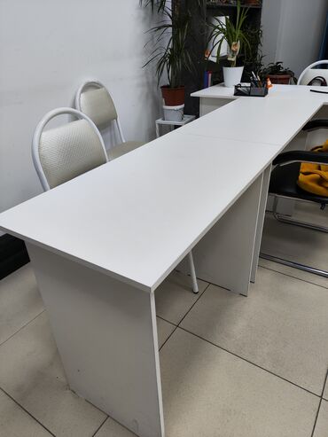 Маникюрные столы: Продаётся маникюрные столы в наличии 4шт размер 100 на 50 см в