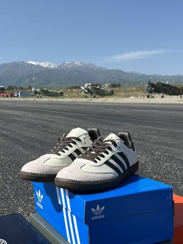 обувь адидас: Кроссовки Adidas Samba бежевого цвета с черными полосками и коричневой