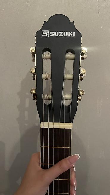 gitara sim: Suzuki klassik gitar – tam ölçü (4/4), qara mat korpus — 4