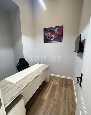 150 m2 ofislər: Müasir ofis mebeli komplekti təqdim olunur. Dəst iş mühiti üçün — 2