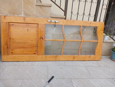 işlenmiş demir qapılar: Taxta giriş/qapı paneli - Material: təbii şam ağacından hazırlanmış