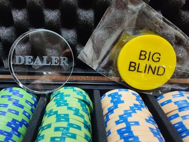 настольный бильярд: Новый покерный набор в удобном кейсе. Общее количество фишек 300 штук