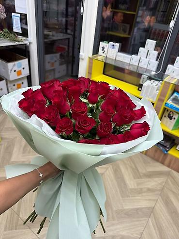 метровые розы: 1 шт роза 79 сом
 51 шт 4500 сом 
длина стебли 55 60 см — 2