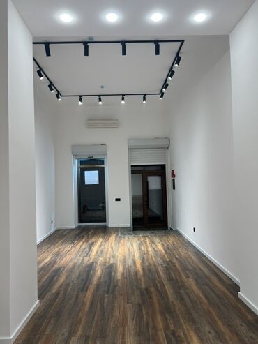 Restoran, kafelər: İcarəyə obyekt – şəhər mərkəzində, tarixi binaların sırasındakı küçədə — 5