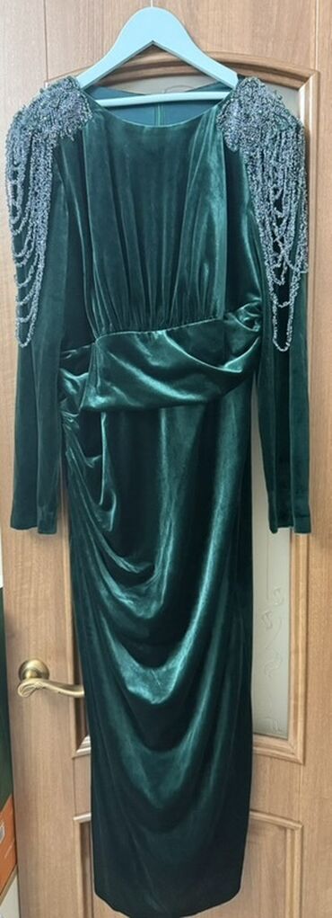 платье халат ниже колена: Вечернее платье из бархата, изумрудно‑зеленый цвет. - Длина: миди, со