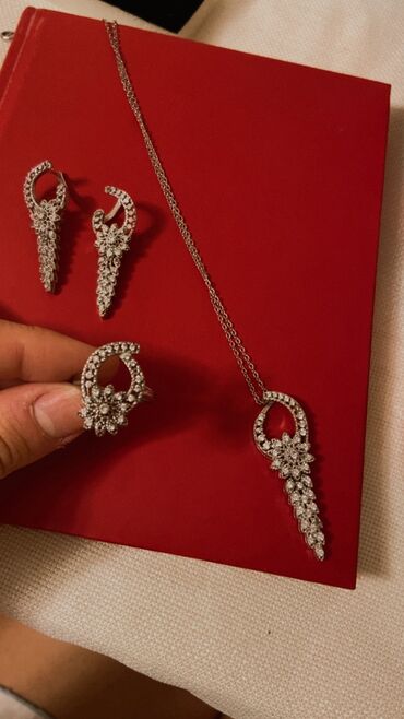 няни и домработницы в баку: Dəstə daxildir: Üzük, Sırğa, Sep, Swarovski, Gümüş, 925 Əyar