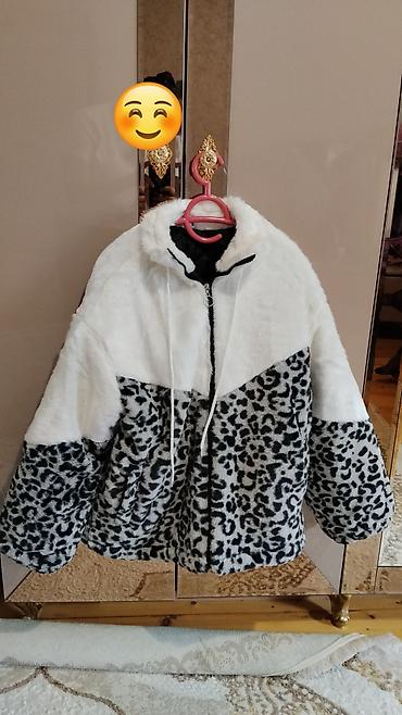 qalin salvar: Ağ və leopard naxışlı yumşaq qadın gödəkçəsi. Model qalın, tüklü — 1