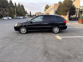 Kia: Kia Rio RS, qara rəng, hetçbek gövdə. Əsas xüsusiyyətlər: - 5 qapılı — 7