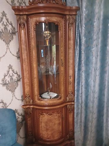 Klassik üslubda vitrin şkaf - Material: Təbii ağacdan hazırlanmış