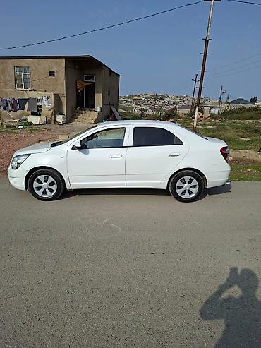 avto oturacaqlar: Ağ rəngli sedan avtomobil satılır. - Kuzov: 4 qapılı sedan, ağ rəng — 1