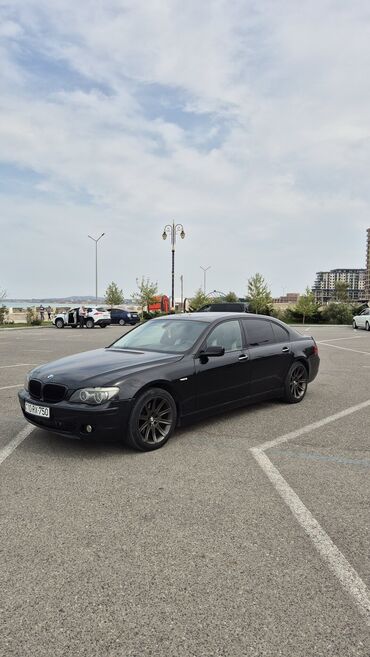 bmw v8: Qara rəngdə olan BMW 750 Seriyası sedanı. Bu avtomobil rahat səyahət