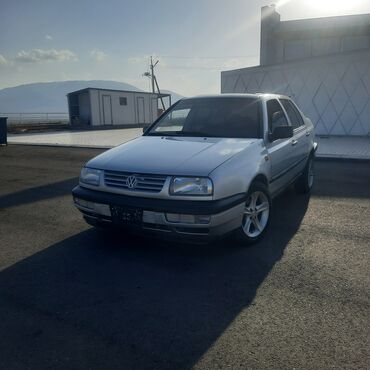 дом на обмен: Volkswagen Vento: 1993 г., 1.8 л, Механика, Бензин, Седан