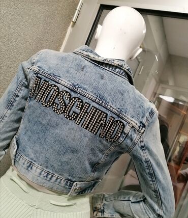 Ostale jakne, kaputi, prsluci: MOSCHINO TEKSAS JAKNA
VEL S
KAO NOVA
JAKO MALO NOŠENA
PLAĆENA 7500 — 9