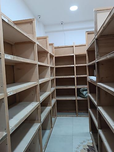 xırdalan mebel: Taxta anbar/mağaza rəfləri . Filial yerini dəyişdiyi üçün anbar — 1