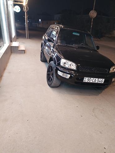 yaponka fere: Toyota RAV4 kompakt SUV. Qara rəngli кузов, klassik kvadrat formalı — 5